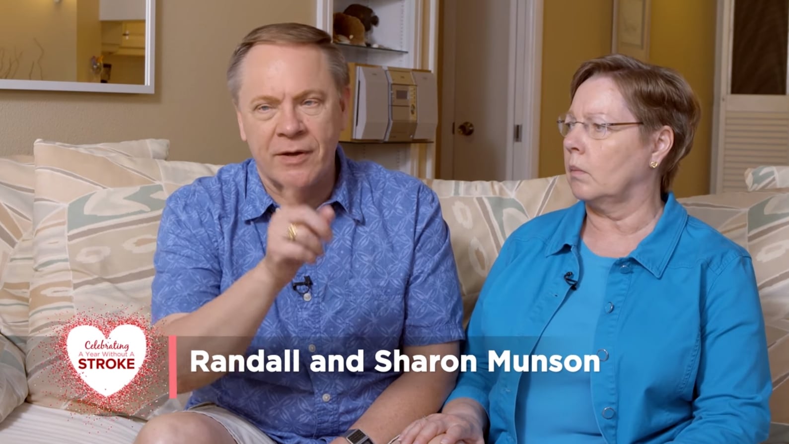 Randall and Sharon Munson sitting on a couch.