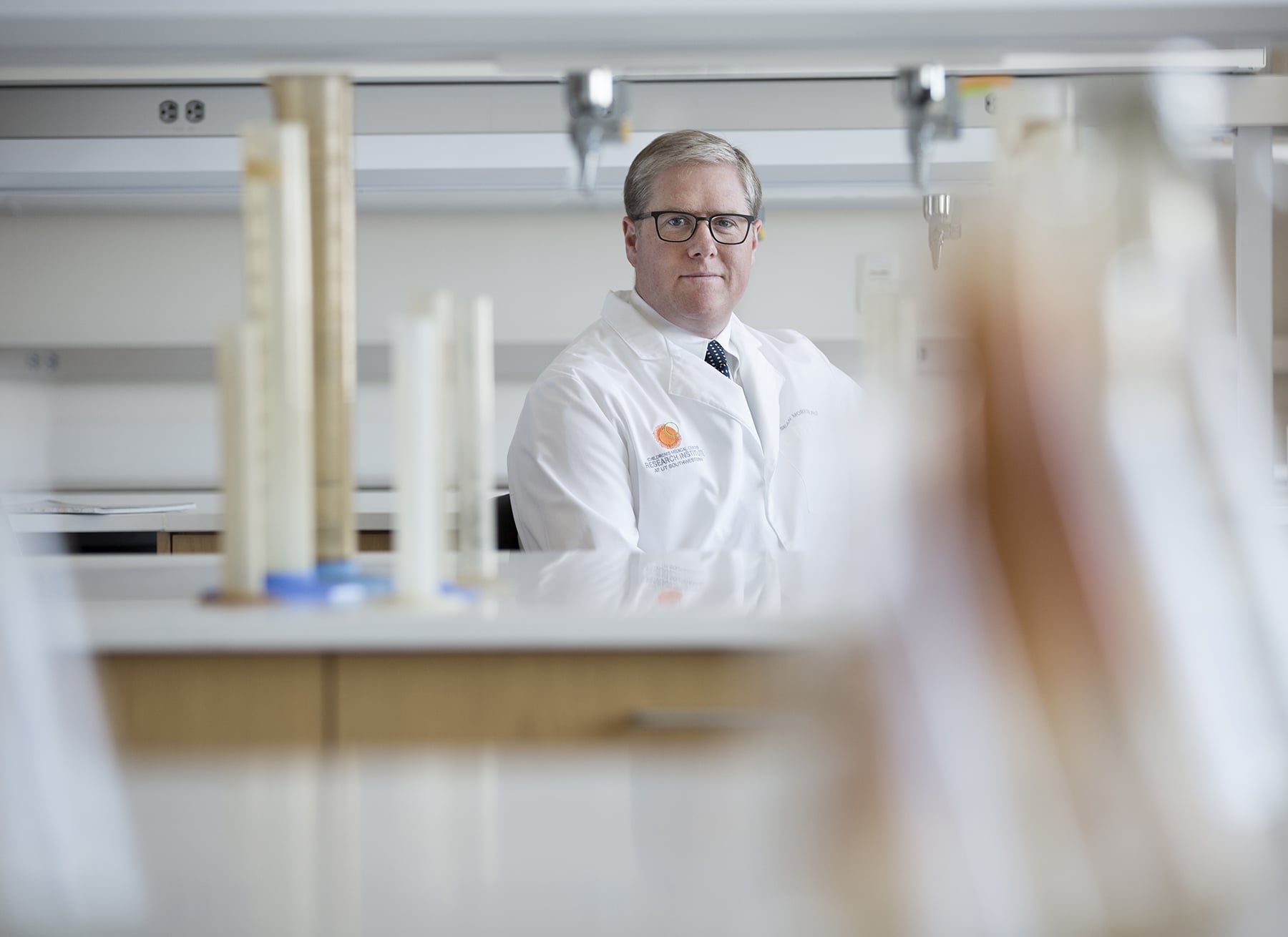 Portrait of Dr. Sean Morrison in a lab.