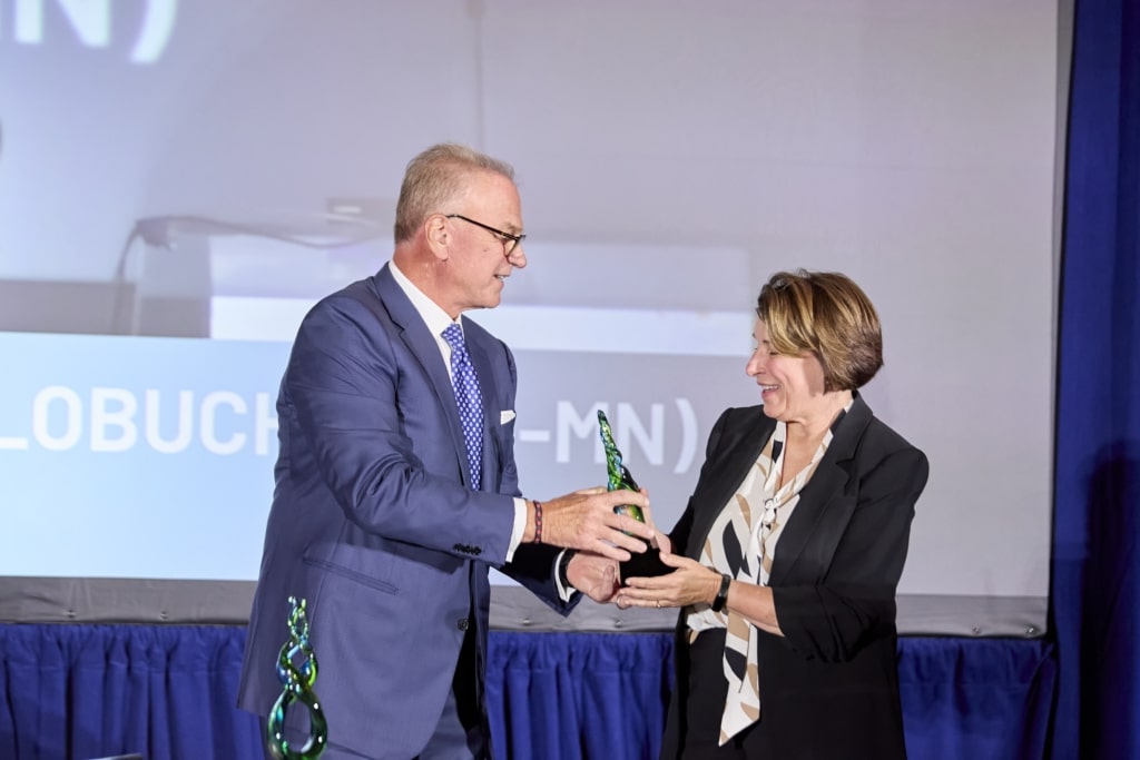 enator Amy Klobuchar (D-MN) accepts her award from Tom Spulak.